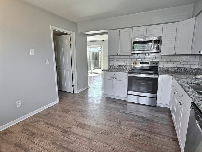 613 Folkstone Way in Virginia Beach, VA - Foto de edificio - Building Photo