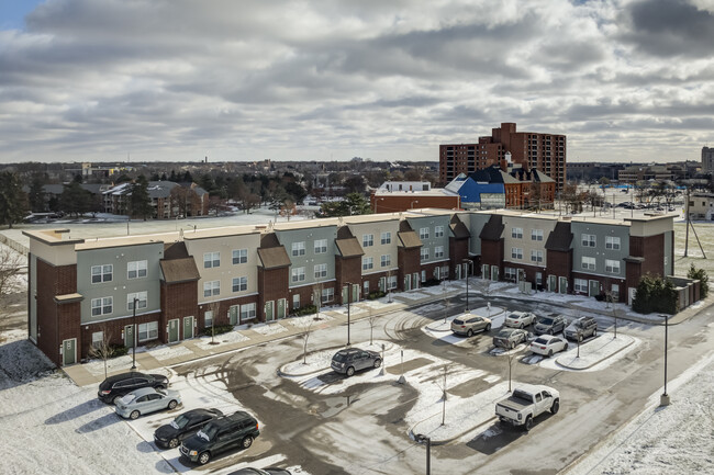 Clark Commons in Flint, MI - Foto de edificio - Building Photo