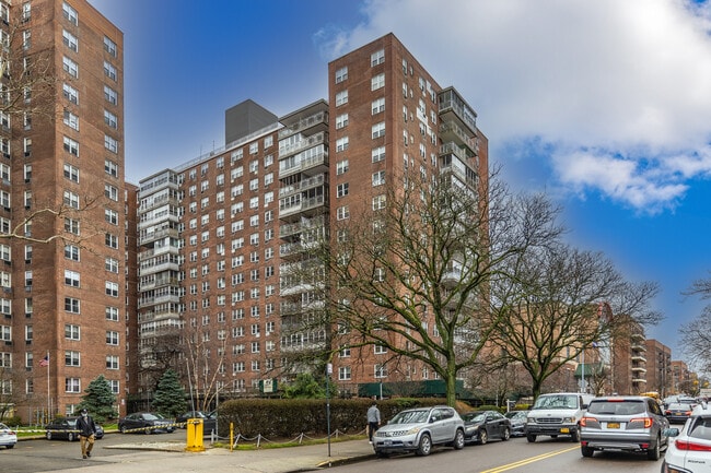 Carlyle Skyline Towers in Flushing, NY - Building Photo - Building Photo
