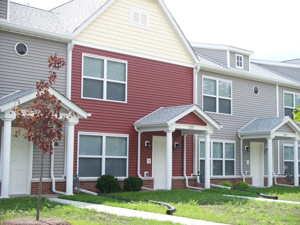 St James Place in Pontiac, IL - Building Photo