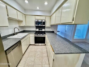 15266 Campus Park Dr, Unit Moorpark Condo in Moorpark, CA - Building Photo - Building Photo