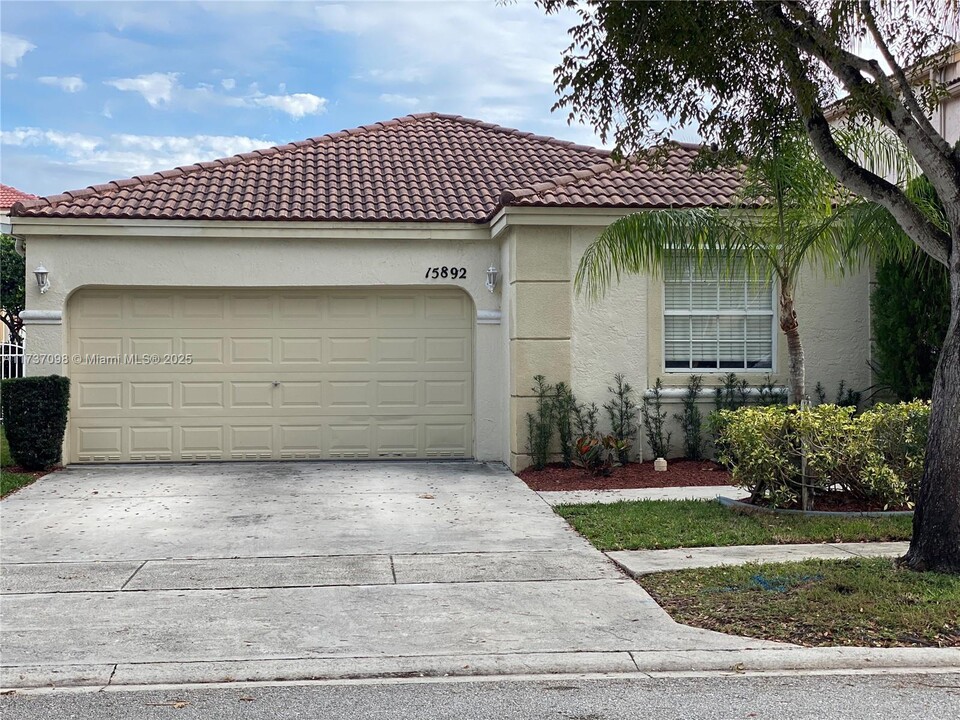 15892 NW 21st St in Pembroke Pines, FL - Building Photo