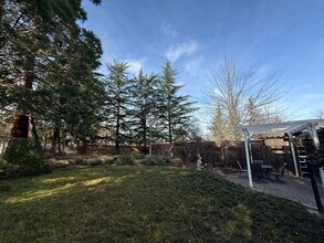 679 Clay St in Ashland, OR - Foto de edificio - Building Photo