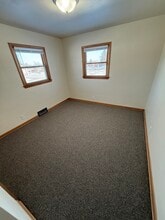 1616 Sunset Ridge Dr in West Bend, WI - Foto de edificio - Building Photo