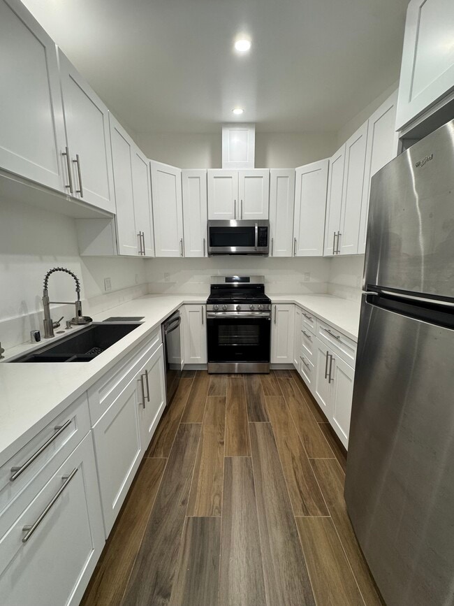 property at 6439 1/2 Graves Ave