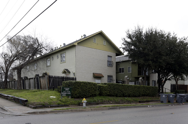 1830 N Fitzhugh Ave in Dallas, TX - Foto de edificio - Building Photo