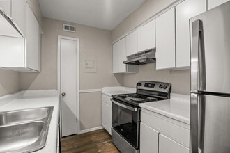 Woodwind Apartments in Arlington, TX - Foto de edificio - Building Photo