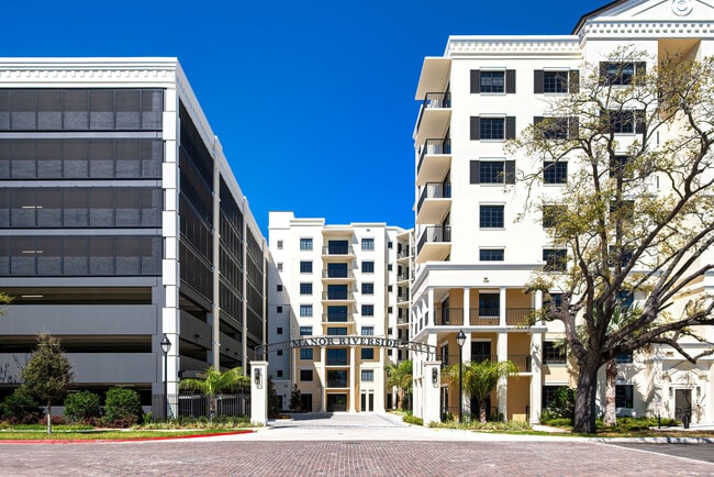 Manor Riverside in Tampa, FL - Building Photo - Building Photo