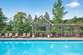 Oak Pointe Apartments in Bloomington, MN - Building Photo - Building Photo