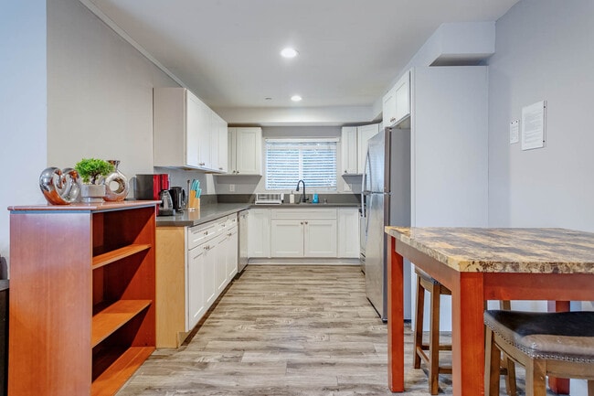1252 W 37th Dr, Unit Room A in Los Angeles, CA - Foto de edificio - Building Photo