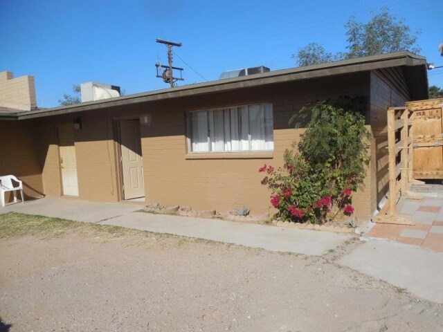 1321 N 48th Pl in Phoenix, AZ - Foto de edificio