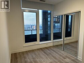 395 Square One Dr in Mississauga, ON - Building Photo - Building Photo