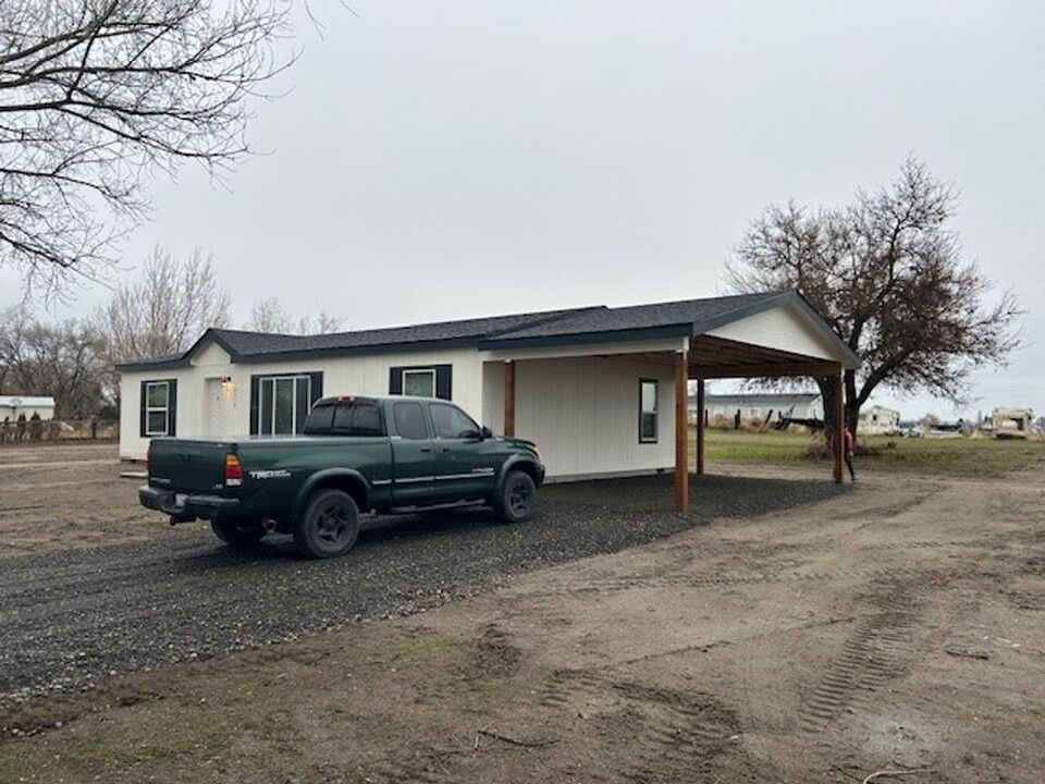 70239 Pioneer Ln in Boardman, OR - Building Photo