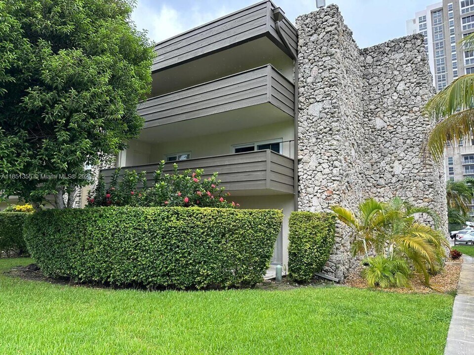 8335 SW 72nd Ave in Miami, FL - Building Photo