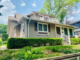 21 N Julian St in Naperville, IL - Building Photo