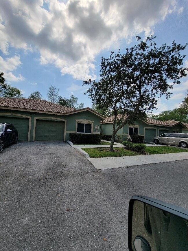 220 Crestwood Cir in Royal Palm Beach, FL - Building Photo - Building Photo
