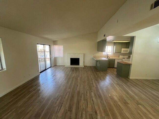 402 Oakwood Ct in Tehachapi, CA - Building Photo - Building Photo