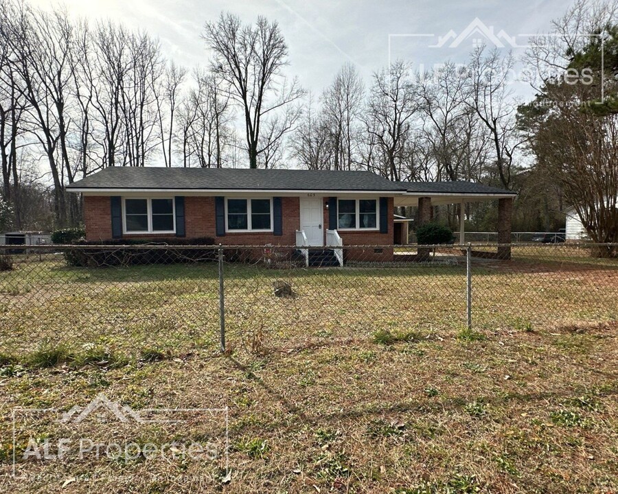 605 Lincoln Dr in Rocky Mount, NC - Building Photo