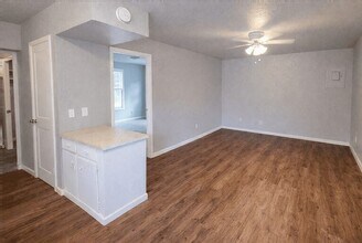 511 W Cleveland St in Alvin, TX - Building Photo - Building Photo