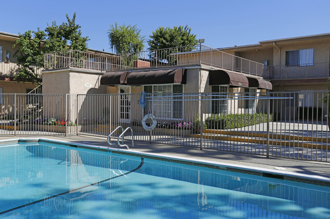 Southwest Pointe Apartments in Arleta, CA - Foto de edificio - Building Photo