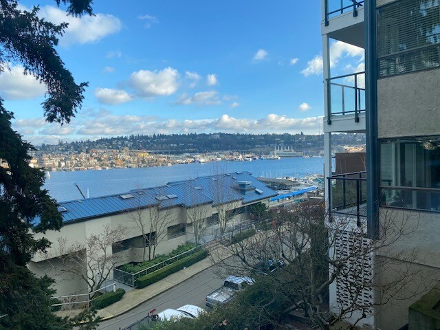 2415 8th Ave N in Seattle, WA - Building Photo