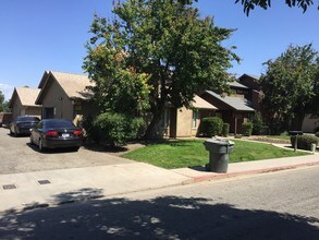 1040 S Edison St in Visalia, CA - Foto de edificio - Building Photo