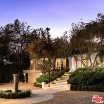 9161 Hazen Dr in Beverly Hills, CA - Building Photo