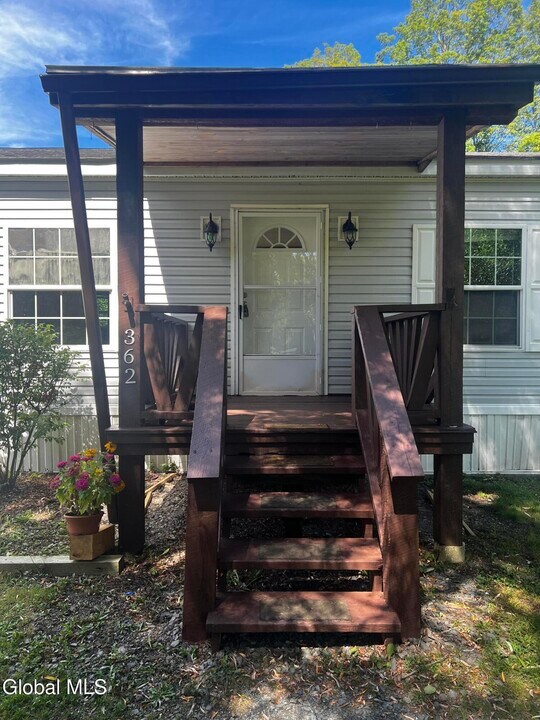 362 Hoags Corners Rd in Averill Park, NY - Foto de edificio