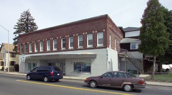5 Meadow St in Chicopee, MA - Building Photo