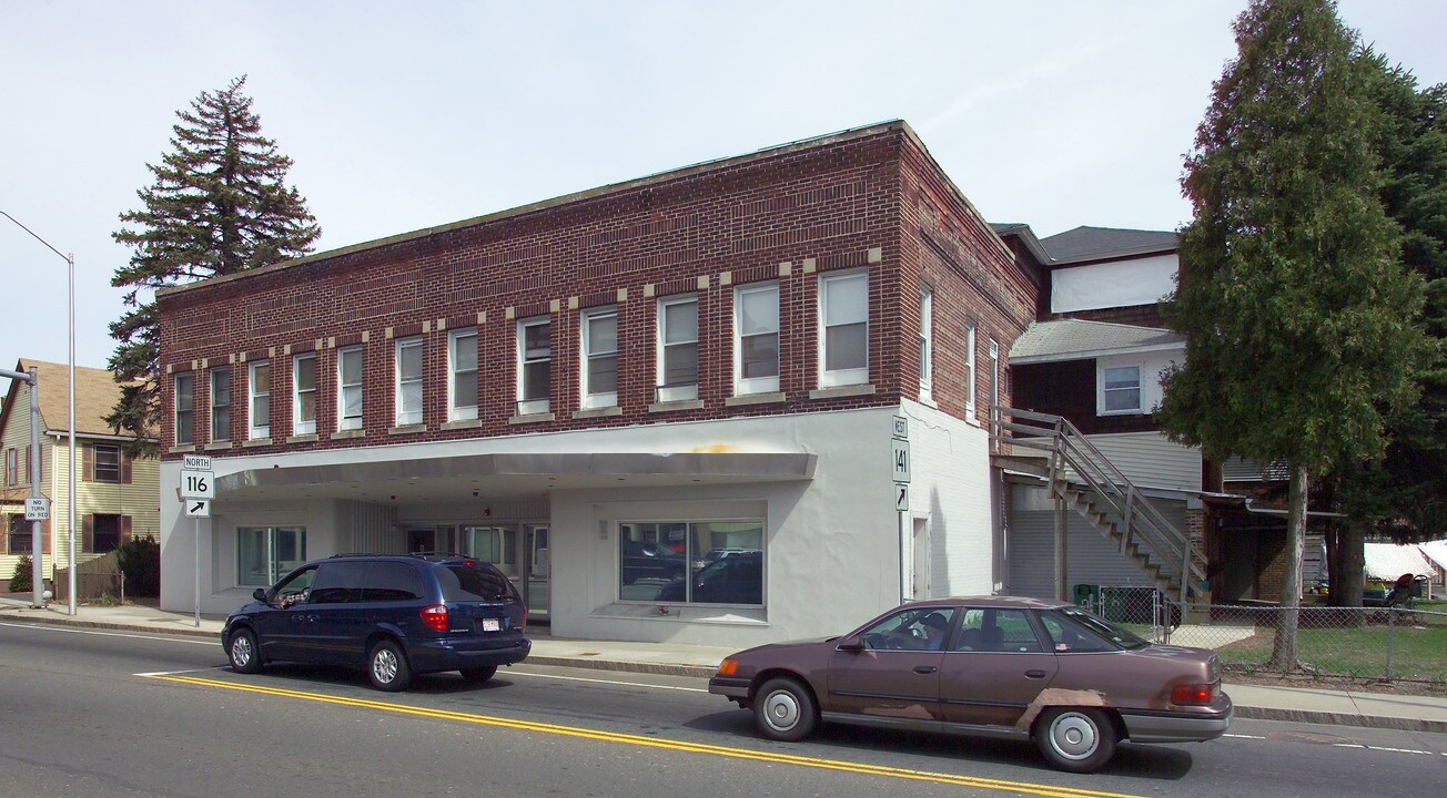 5 Meadow St in Chicopee, MA - Building Photo