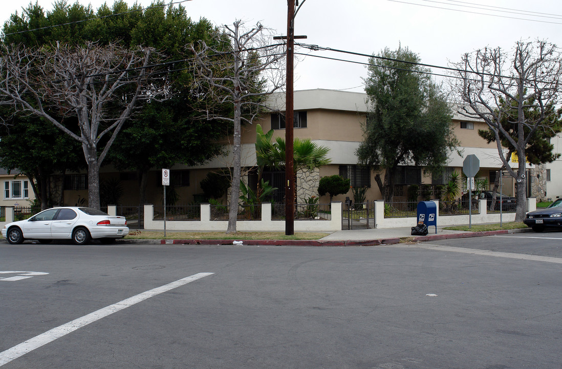 901 E La Brea Dr in Inglewood, CA - Building Photo