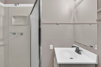 817 College St, Unit 817 College St #2 in Columbus, MS - Foto de edificio - Building Photo