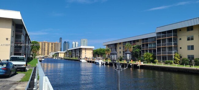 3550 NE 169th St in North Miami Beach, FL - Building Photo - Building Photo