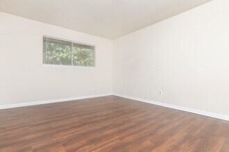 1960 Camelot St, Unit Danberry in Orange, TX - Foto de edificio - Building Photo