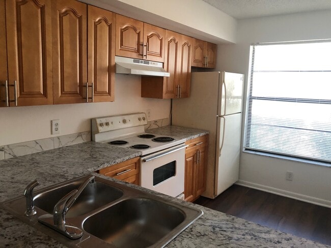 203 Lake Pointe Dr, Unit 108 in Oakland Park, FL - Foto de edificio - Building Photo