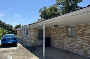 208 W Genie St in Chalmette, LA - Building Photo