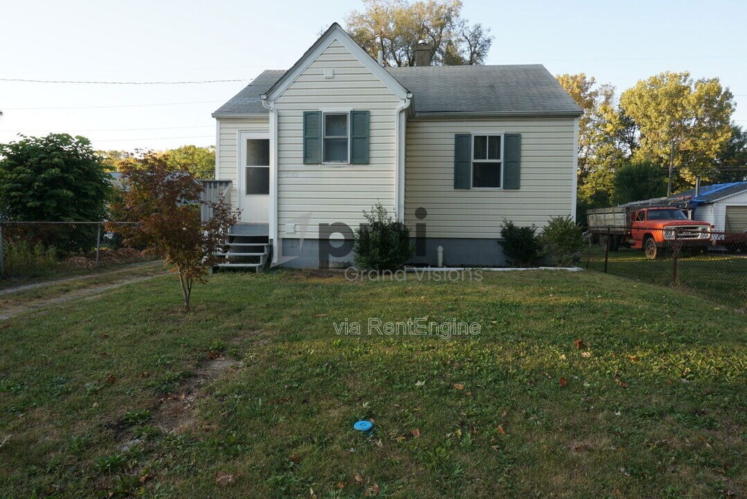 2582 E Garfield Ave in Decatur, IL - Building Photo