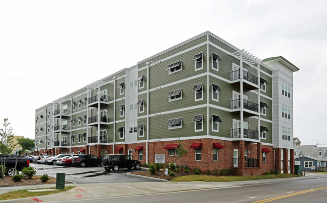 315 Beach Place Apartments in Virginia Beach, VA - Foto de edificio - Building Photo