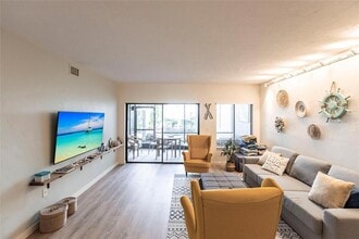 2955 N Beach Rd in Englewood, FL - Foto de edificio - Building Photo