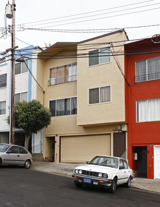 91 Lausanne Ave in Daly City, CA - Foto de edificio