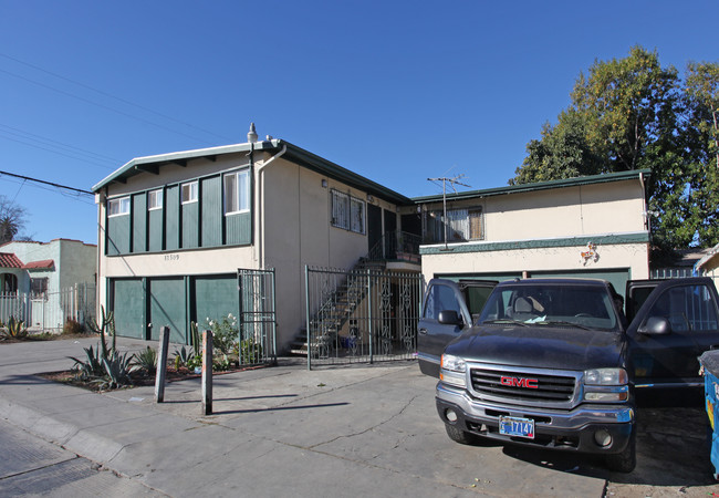 12509 Oak Ave in Lynwood, CA - Foto de edificio - Building Photo