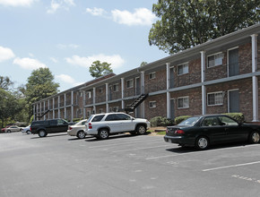 Westhampton Court Apartment Homes in Atlanta, GA - Building Photo - Building Photo