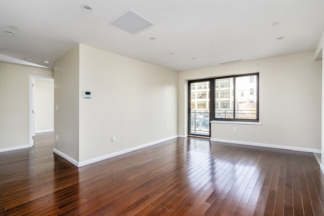 31-19 37th Ave, Unit 3B in Long Island City, NY - Foto de edificio - Building Photo