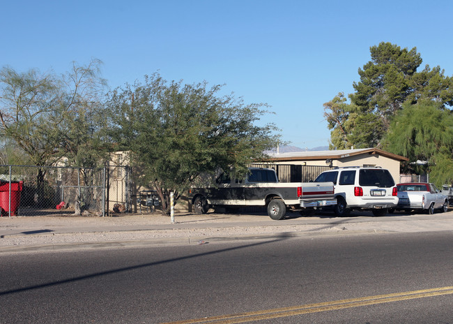 1059-1061 E Silverlake Rd in Tucson, AZ - Building Photo - Building Photo