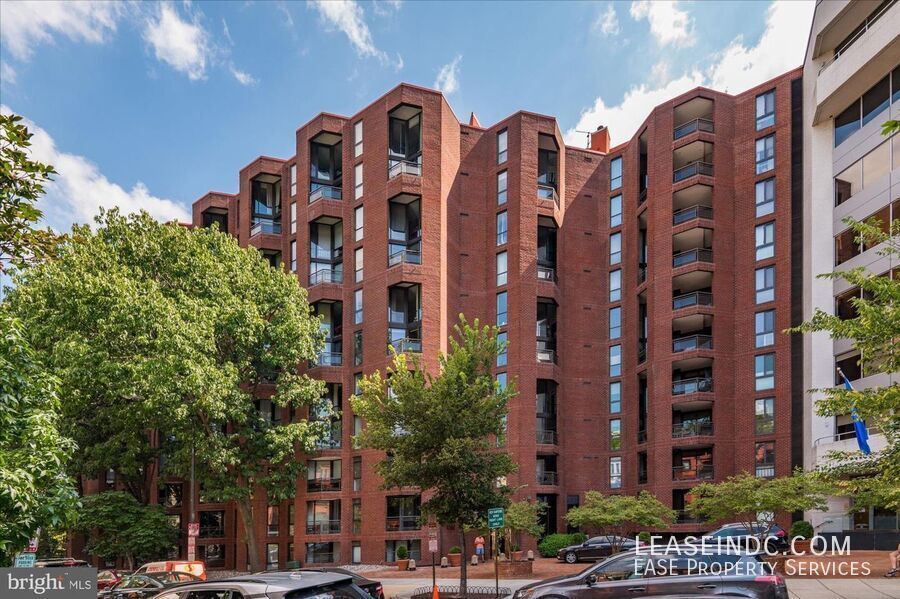 1099 22nd St NW in Washington, DC - Building Photo