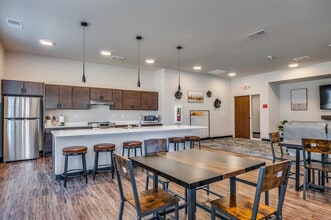 Courtyard at Cobblestone Park in Sturtevant, WI - Foto de edificio - Interior Photo