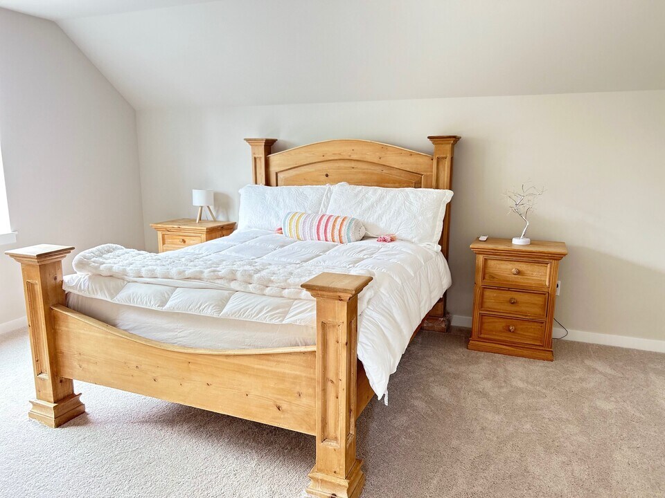 8726 Schoolway Pl NW, Unit Room 1 in Silverdale, WA - Building Photo