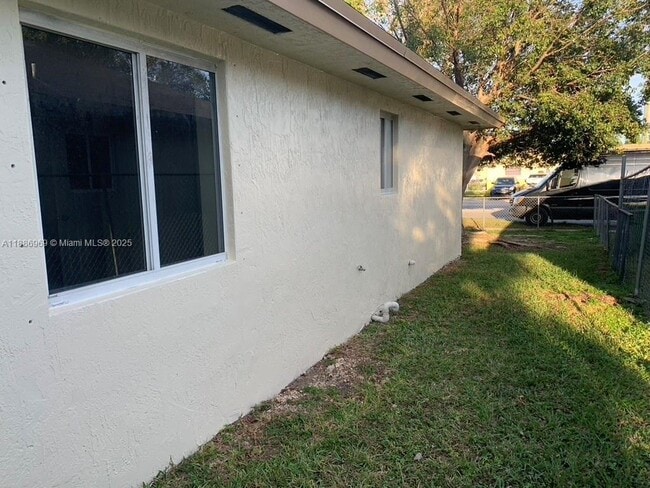 42 Roberts Rd in Homestead, FL - Building Photo - Building Photo