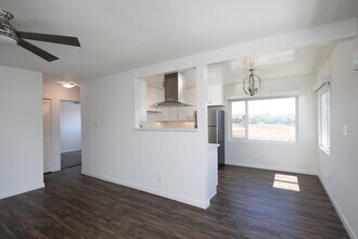 4076 1/2 Crown Point Dr in San Diego, CA - Building Photo - Building Photo