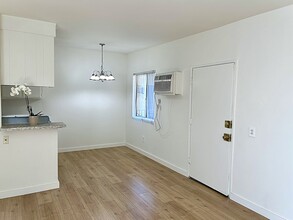 Woodman Court in Van Nuys, CA - Foto de edificio - Building Photo